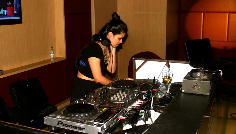 female disco jockey rajkot